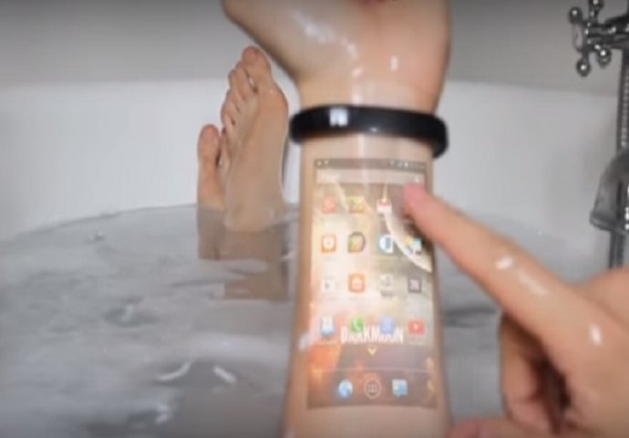 Mobitel mu je ispao u kadu i pokvario se: Dobro pogledajte njegovu ruku jer ovo je čudesno (VIDEO)