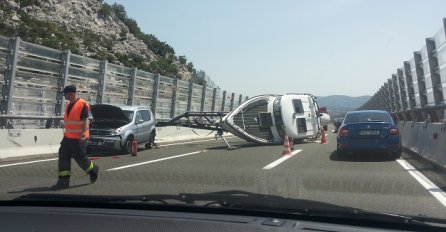 Na autocesti prema Splitu se prevrnuo brod