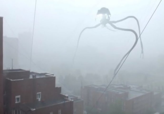 Tronogo čudovište izronilo iz magle: Zastrašujući prikaz invazije zaprepastio sve! (VIDEO)