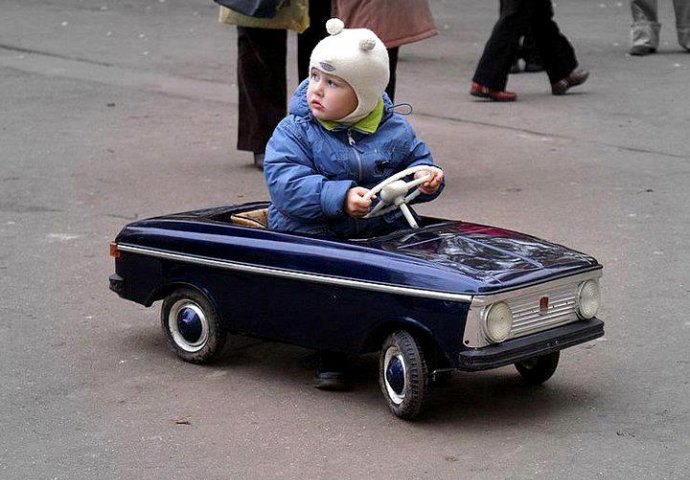 Mnogima omiljena igračka iz djetinjstva: Sjećate li se ovih automobila na pedale? 
