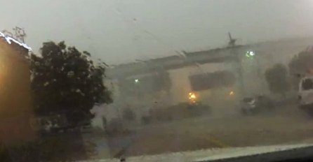 Vozač odbio da se zaustavi tokom velike oluje, a onda se dogodilo nešto zastrašujuće (VIDEO)