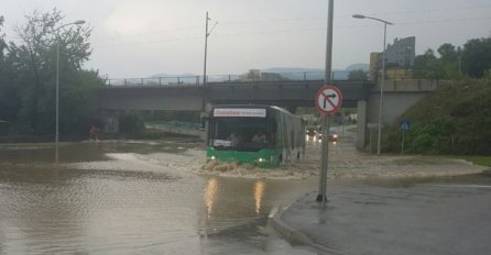 U Zenici opet grad, jak vjetar, poplavljenje ulice, kolaps u saobraćaju