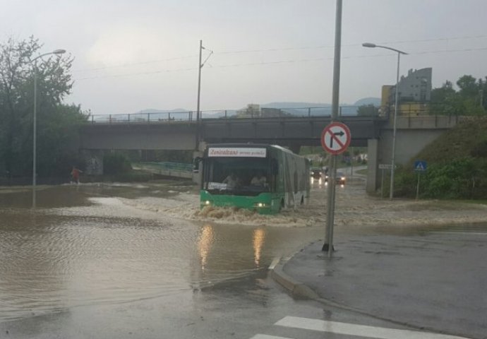 U Zenici opet grad, jak vjetar, poplavljenje ulice, kolaps u saobraćaju