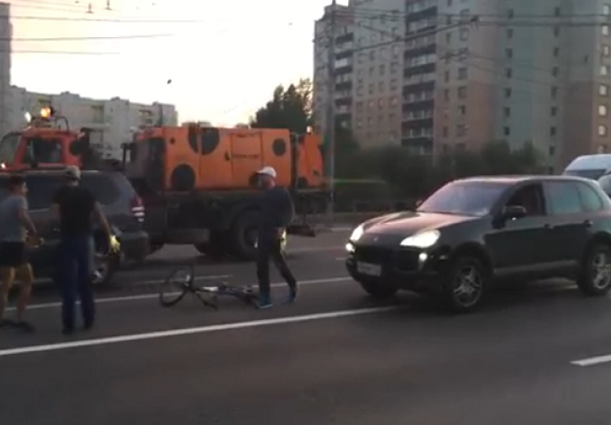 Glumili mangupe na cesti i tukli biciklistu: Ruski specijalci stigli su za 10 sekundi (VIDEO)