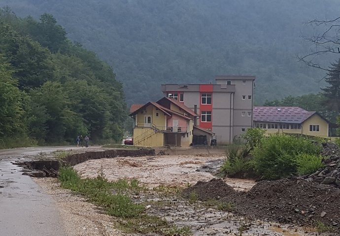 Klizišta blokirala tri sela u Željeznom Polju