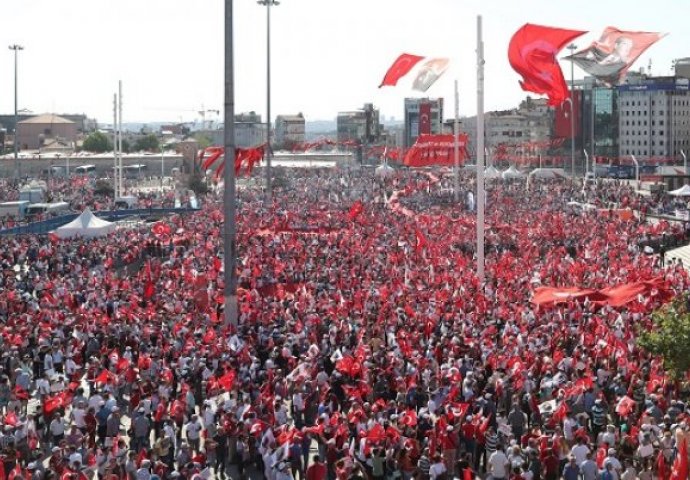 Hiljade Turaka na skupu podrške demokratiji na Taksimu
