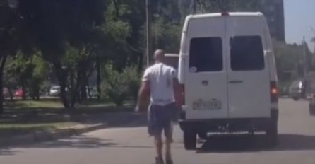 Vukao se po asfaltu držeći se za branik autobusa, a onda ga je pregazio kombi, ali to nije ono najčudnije! (VIDEO)