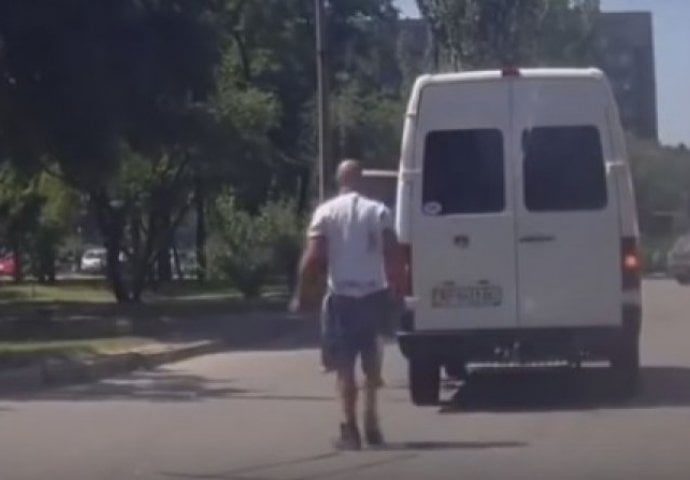 Vukao se po asfaltu držeći se za branik autobusa, a onda ga je pregazio kombi, ali to nije ono najčudnije! (VIDEO)