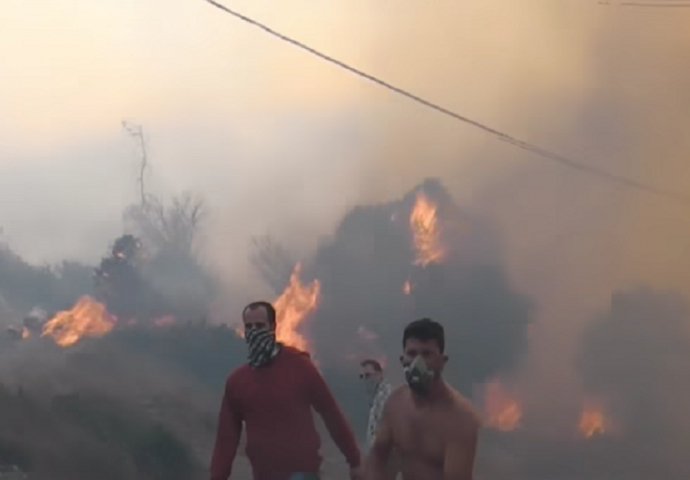 Vanredno stanje na Hiosu: Požar guta sve pred sobom