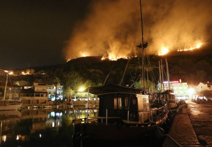 Požar u okolici Splita, na terenu 110 vatrogasaca