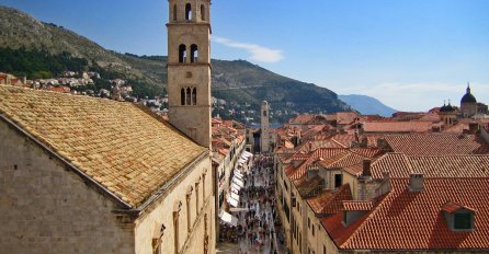 DUBROVNIK: Novčane kazne za hodanje historijskom jezgrom u kupaćem kostimu