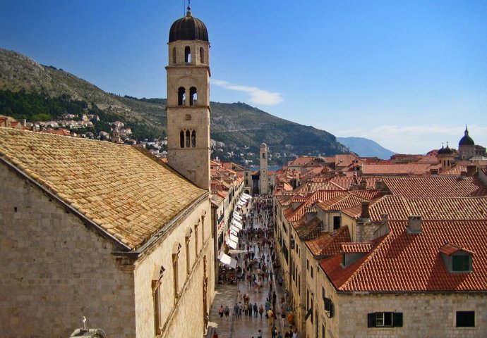 DUBROVNIK: Novčane kazne za hodanje historijskom jezgrom u kupaćem kostimu