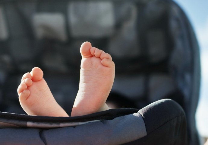 OPASNO: Evo zašto nikada ne smijete prekriti bebina kolica