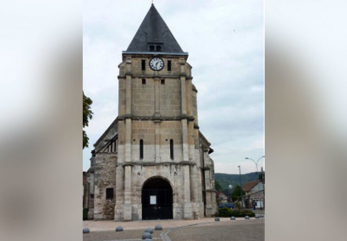Francuska: Napadači natjerali svećenika da kleči