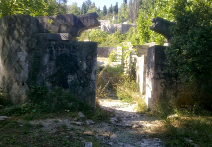 Partizansko groblje u Mostaru danas je okupljalište narkomana
