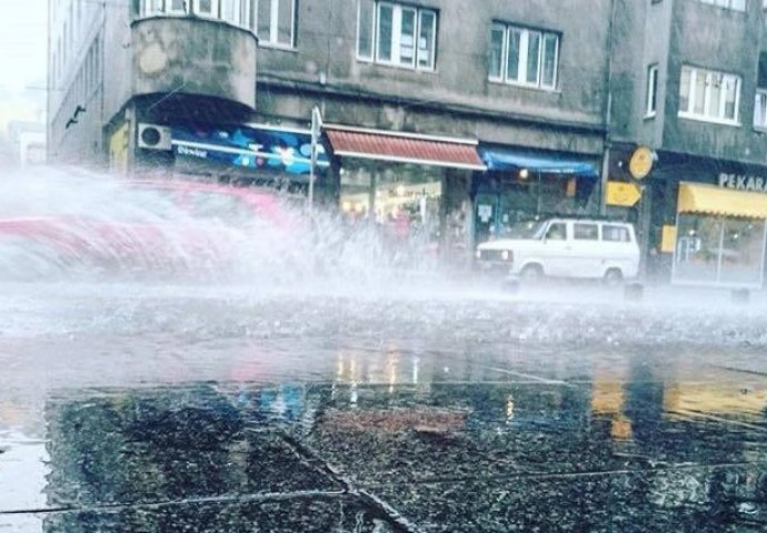 Nevrijeme u Sarajevu: Grmljavina, kiša i grad potopili ulice