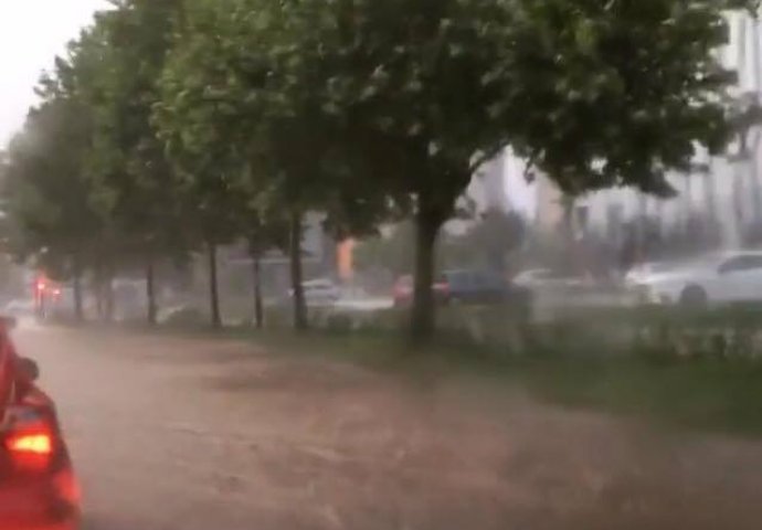Nevrijeme u Sarajevu: Grmljavina, kiša i grad potopili ulice