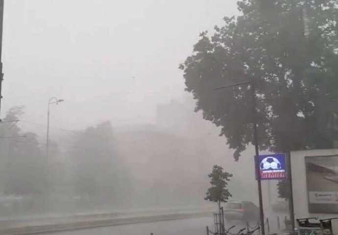 Nevrijeme u Sarajevu: Grmljavina, kiša i grad potopili ulice