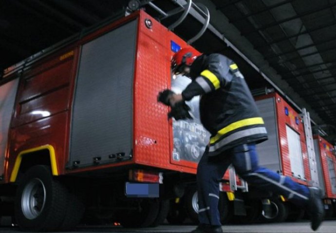 Požar u trgovačkom centru Škafa u Rakovici, vatrogasci na terenu 