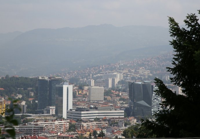 Pretežno oblačno s pljuskovima i grmljavinom 