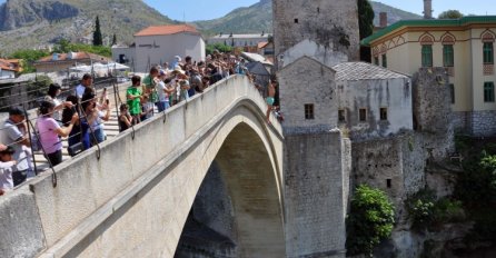 Veliki broj skakača na tradicionalnim 'Skokovima sa Starog mosta'