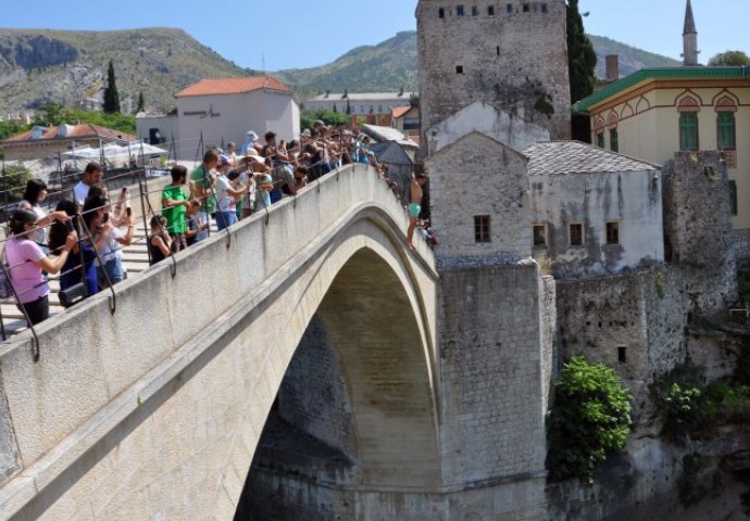 Veliki broj skakača na tradicionalnim 'Skokovima sa Starog mosta'