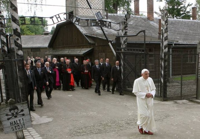 Papa Franjo u historijskoj posjeti Aušvicu