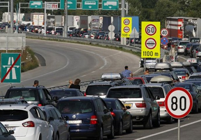 Kilometarske gužve iz svih smjerova: Saobraćajne nesreće otežavaju saobraćaj, kolone 10 km 