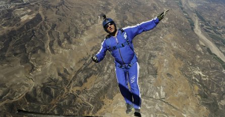 Skok s visine od 7.620 metara bez padobrana! (VIDEO)