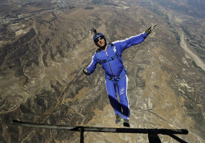 Skok s visine od 7.620 metara bez padobrana! (VIDEO)