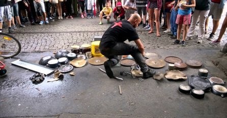 Sjeo je nasred trga i istresao gomilu otpada, prolaznici nisu mogli vjerovati čemu prisustvuju (VIDEO)