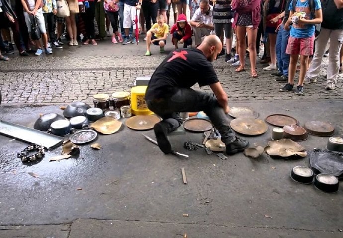 Sjeo je nasred trga i istresao gomilu otpada, prolaznici nisu mogli vjerovati čemu prisustvuju (VIDEO)