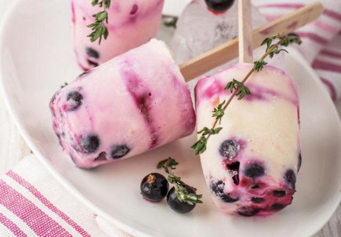 Osvježavajući i ukusan: Domaći sladoled na štapiću od jogurta i šumskog voća