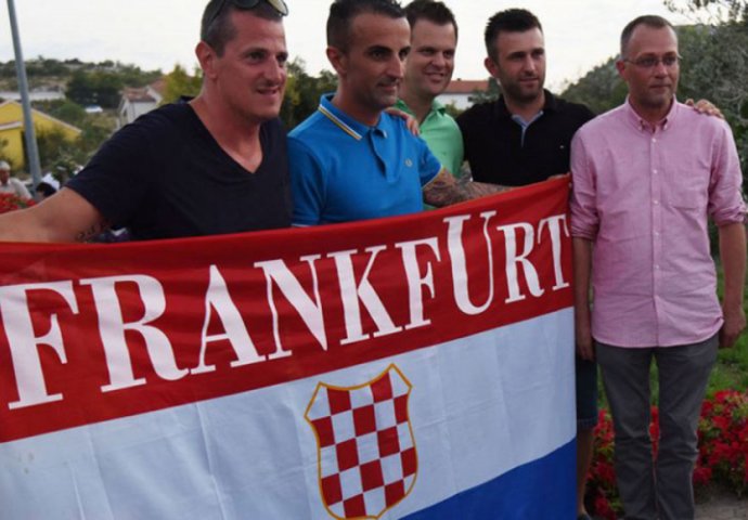 Zlatko Hasanbegović se pravda: Nisam vidio ustaške simbole na zastavi