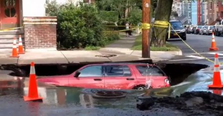 Zemlja se otvorila:  Automobil progutala rupa u asfaltu koja se pojavila niotkuda (VIDEO)