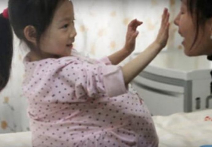 Djevojčica izgleda kao da je u devetom mjesecu trudnoće, a ono što stoji iza ove priče će vas zaprepastiti (VIDEO)