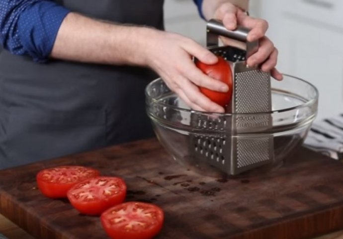 Fantastičan trik koji štedi novac: Izrendao je dva paradajza, dodao 3 začina i napravio genijalnu stvar