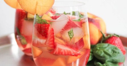 Ultimativno ljetno piće: Rosé Sangria s voćem i bosiljkom