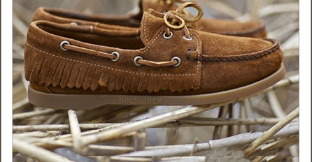 Kožne cipele opletene vrpcom: Najčešće su bile u bordo i plavoj boji
