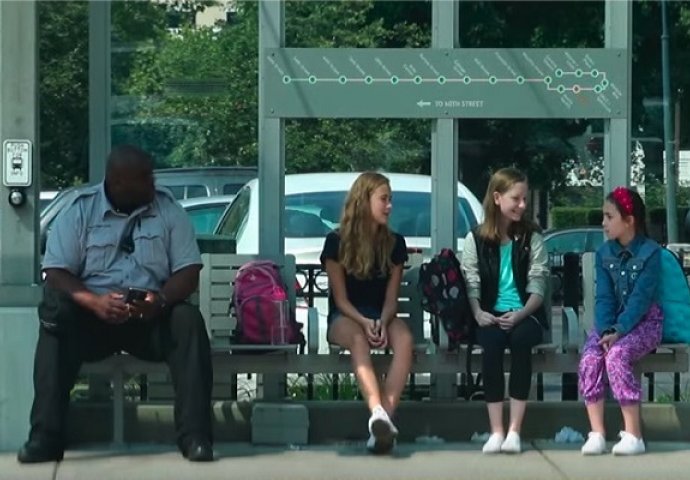 Ovu djevojčicu su maltretirali na autobuskoj stanici, pogledajte kako su reagovali prolaznici (VIDEO)