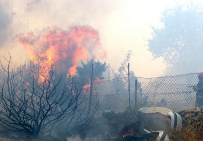 Dva požara na jugu Hrvatske u blizini granice s BiH