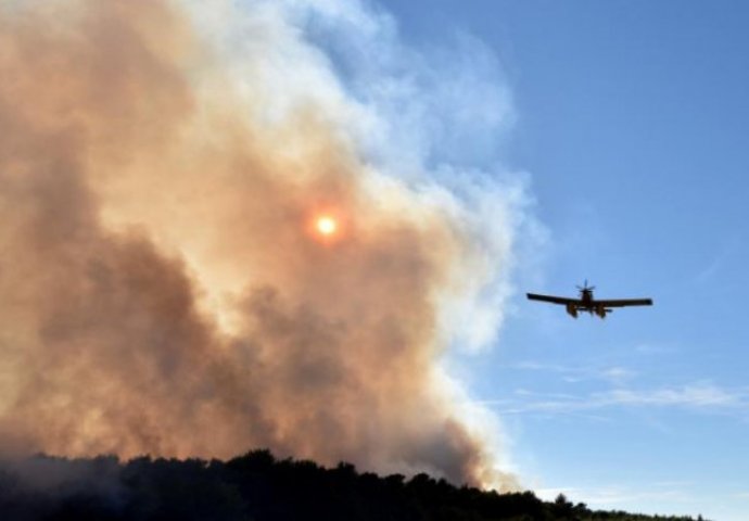 POŽAR NA GRANICI HRVATSKE I BiH: Gori 50 hektara zemlje (VIDEO) 