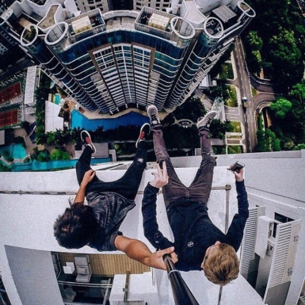 ovo-nije-opasno-jer-drze-svoje-selfi-stapove-3