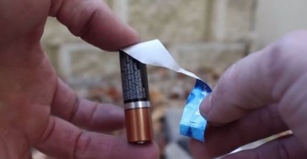 Stavio je omot od žvake na bateriju: Kada vidite razlog ostat ćete bez teksta (VIDEO) 