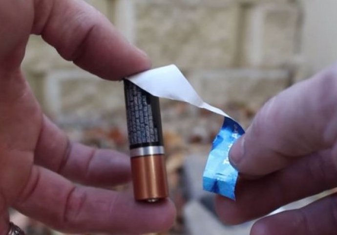 Stavio je omot od žvake na bateriju: Kada vidite razlog ostat ćete bez teksta (VIDEO) 