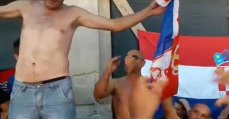 Domoljubni kuraž u Kninu: Uz taktove Thompsonove pjesme zapaljena zastava Srbije [VIDEO]