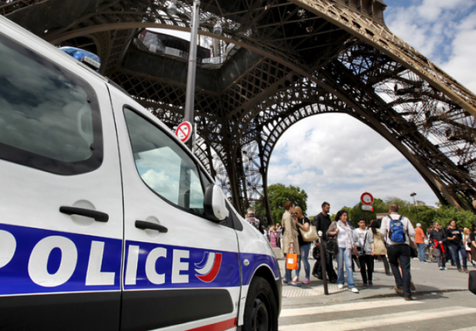 Evakuisan Eiffelov toranj u Parizu