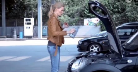 Pogledajte kako plavuša sipa ulje u motor automobila (VIDEO)