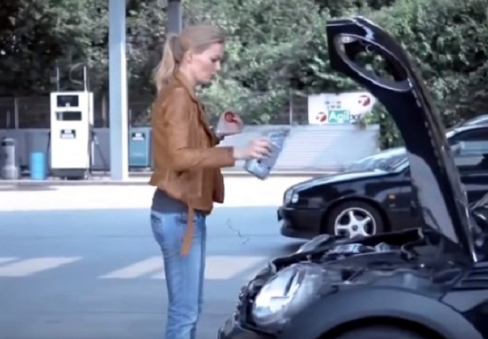 Pogledajte kako plavuša sipa ulje u motor automobila (VIDEO)