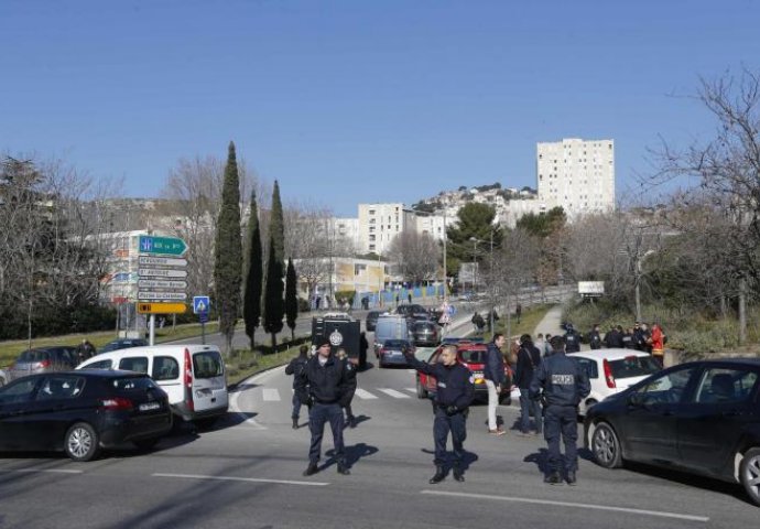 Kalašnjikovim ubijene 2 osobe u Marseju 